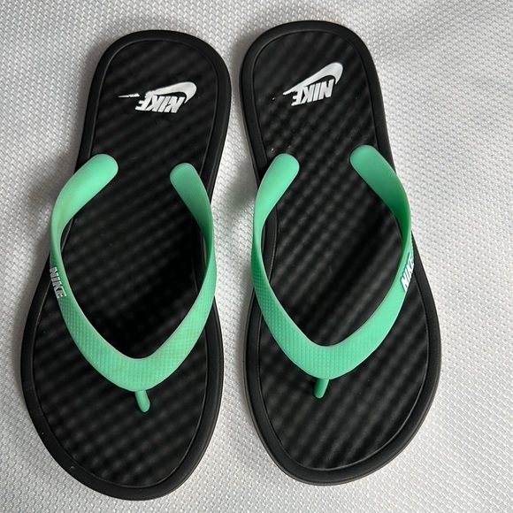 Nike Shoes - Nike flip flops thongs sandals